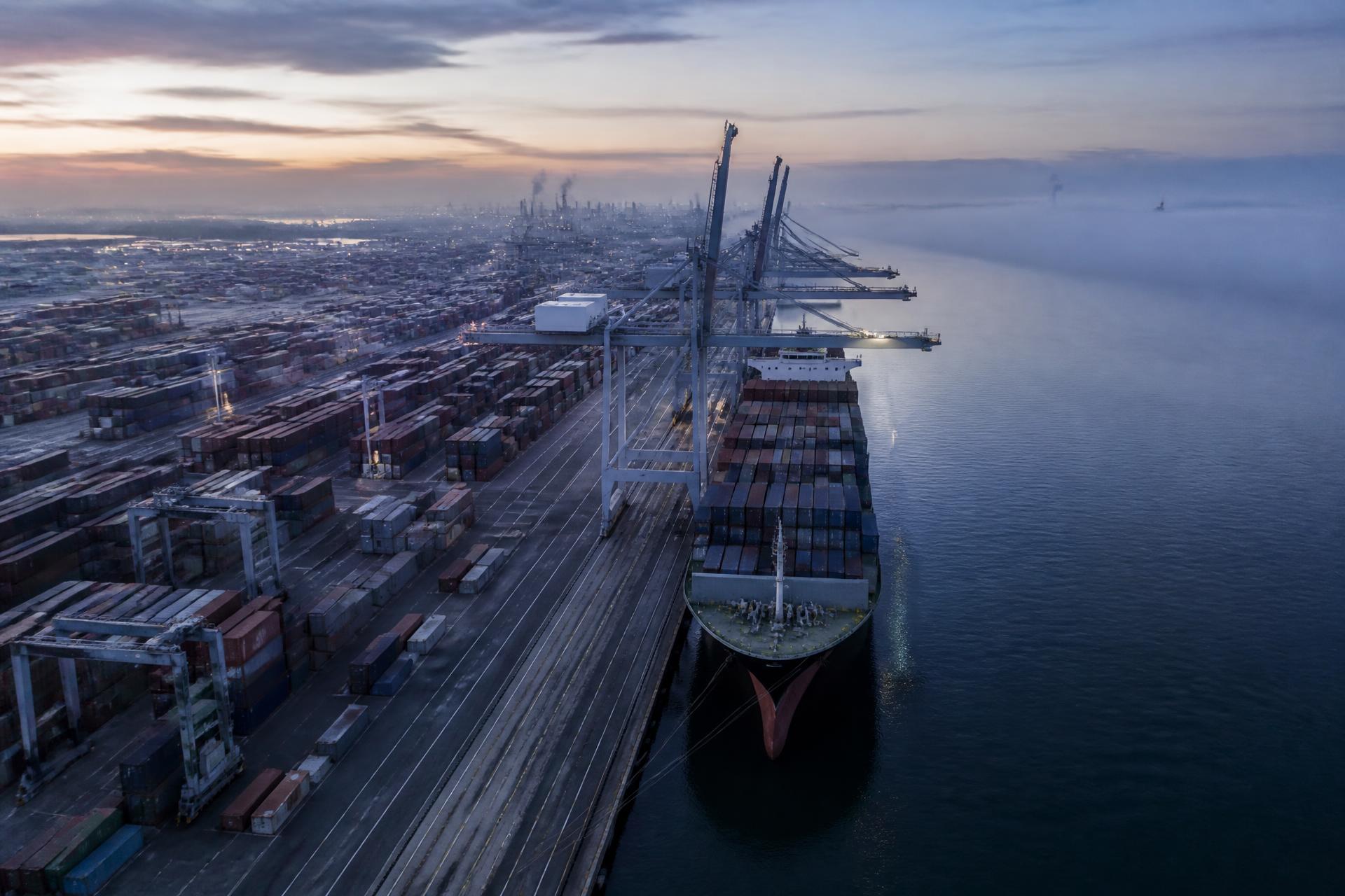 Port terminal with shipping containers